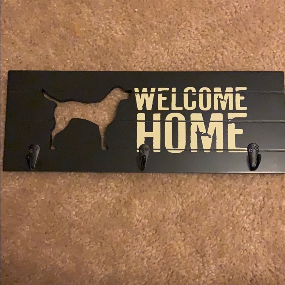 Welcome home distressed sign with dog outlined
